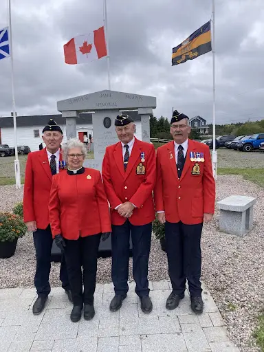 Des membres de l'Association des anciens combattants de la GRC de Terre-Neuve-et-Labrador assistent à la cérémonie commémorative du caporal Jamie Murphy, soulignant le 20e anniversaire de son décès au service des Forces canadiennes en Afghanistan. Automne 2024