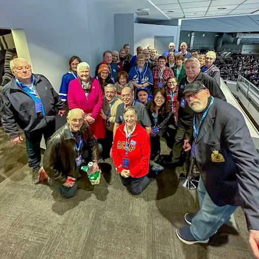Des vétérans de la division Victoria rendent visite à un autre vétéran dans une résidence pour personnes âgées de Victoria le jour du Souvenir 2024